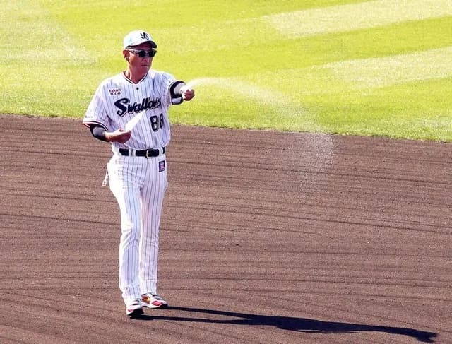 ヤクルト、打席に入るとき「力士のように塩をまく」構想が発覚ｗｗｗｗ