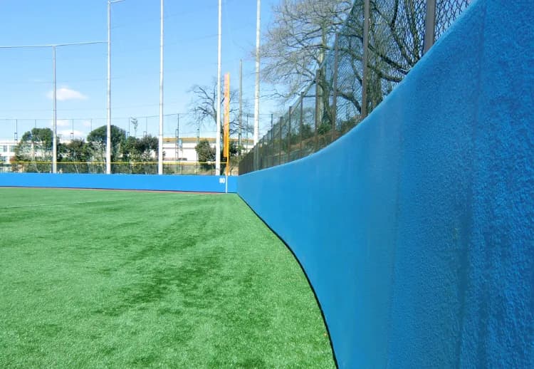 『フェンスが青色の球場』←無機質で好きになれんわ