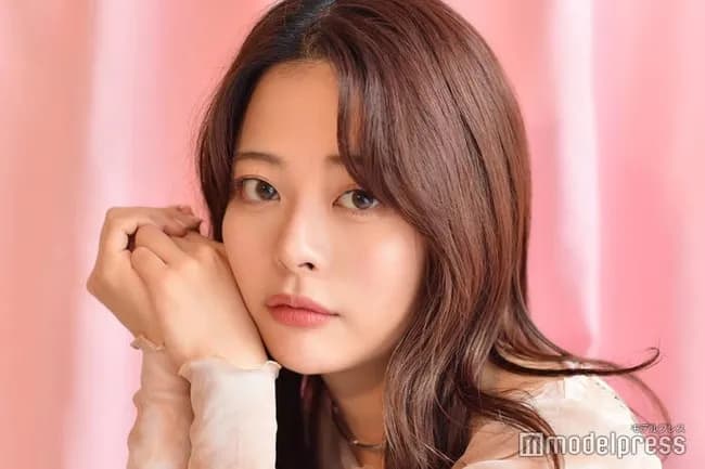 【朗報】あの人気YouTuber、結婚発表 夫とのウエディングショット＆直筆文書公開