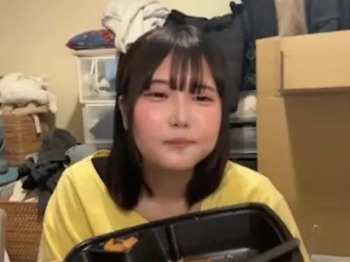 【悲報】女ニコ生さん、ココイチ20辛食えなかったら坊主にするという過酷配信を開始・・・・・・