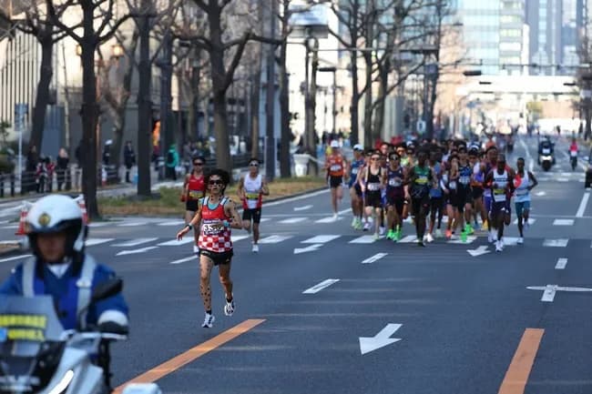 【画像】大阪マラソン、先頭のやつが若干放送事故