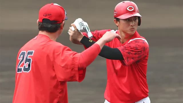 カープ新井監督が佐々木泰を直接指導！『打撃指導解禁』は今季初