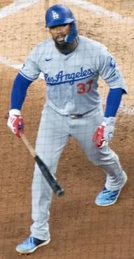 山本が打ち取った打球をテオスカー・ヘルナンデスが落球