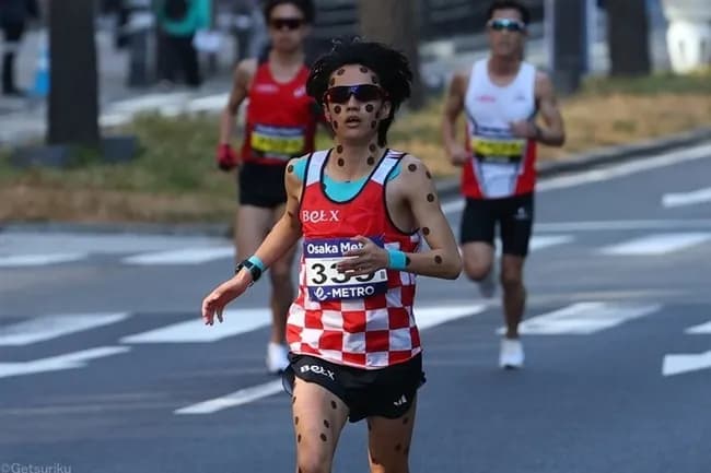【画像】大阪マラソン選手、クロアチア国旗みたいな服で走るｗｗｗｗｗｗｗｗ