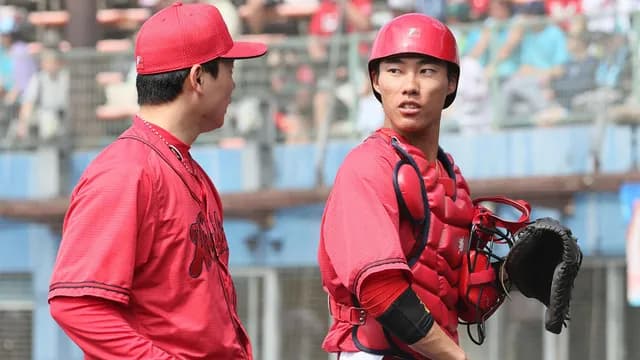 カープ二俣翔一『三刀流』捕手でフル出場！「とんでもない球止めた」新井監督合格点