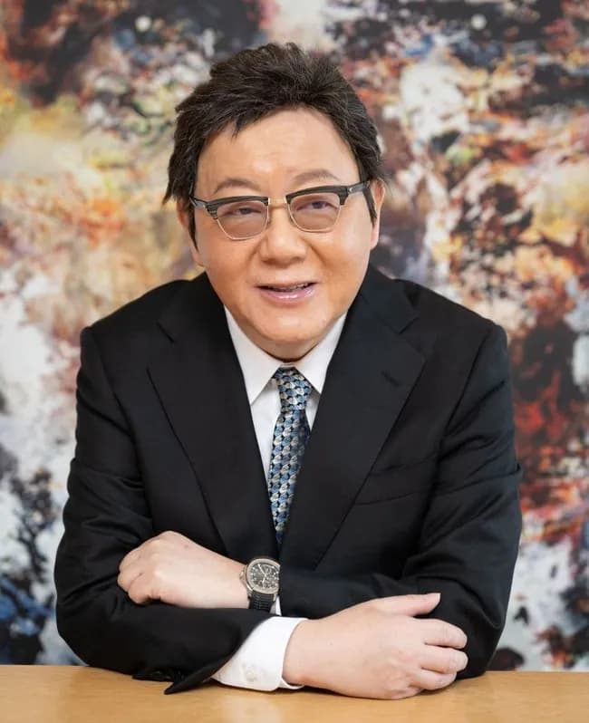 【画像】秋元康さん(67)ここに来て最もしっくり来る髪型に出会う