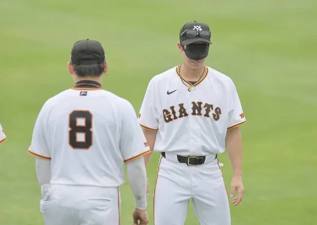 【悲報】巨人外野陣がアイマスク集団に　目隠し珍練習実施