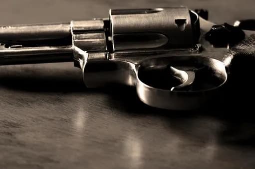 【疑問】リボルバーかさばる、弾数少ない、装填遅い←これを選ぶ理由ｗｗｗｗｗｗｗｗｗｗｗｗｗｗｗｗ