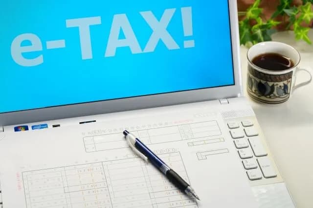 政府・税務署「e-tax楽だよ！行列に並ばなくて済むよ！」日本人「紙で提出するわ」
