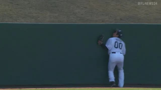 ロッテ・池田、外野フェンスに激突 → 地面に後頭部を強打し担架で搬送