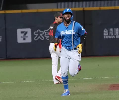 【日本ハム】カストロ「真っすぐを打って、いい感触でした」実戦２発目アーチ、７回には死球も