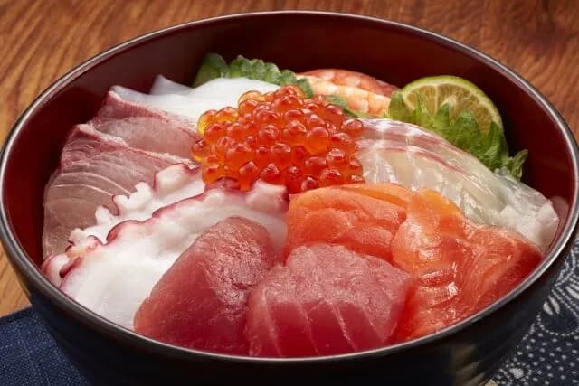 なぜ海鮮丼のチェーン店は存在しないのか