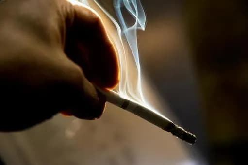 【悲報】タバコ吸ってただけで文句いわれたんやが、ワイが被害者よな？ｗｗｗｗｗｗｗｗｗｗｗｗｗｗｗｗ