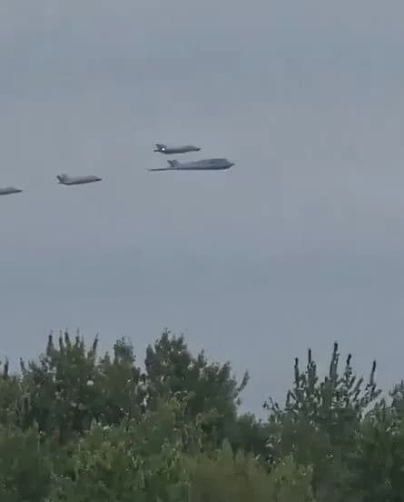 【動画】アメリカの最終兵器さん、取り巻きを引き連れてイラン上空を華麗にお散歩開始