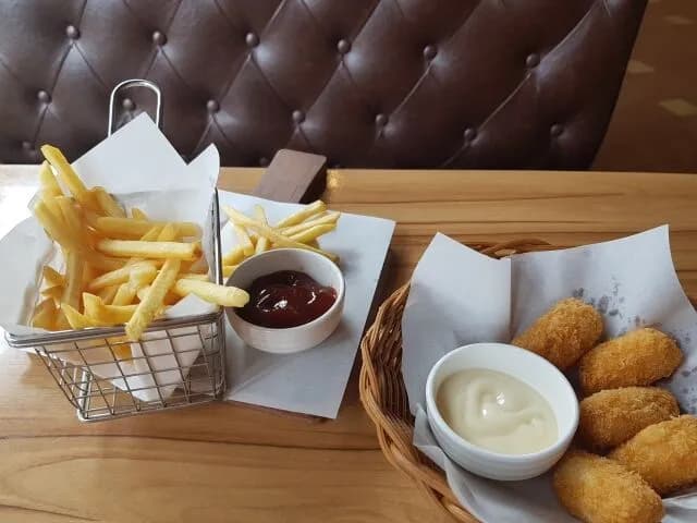 居酒屋でフライドポテトとコロッケ頼むやつwwwww