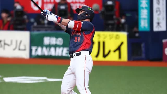 侍ジャパン鈴木誠也、5階席へ特大ホームラン!1598日ぶり凱旋弾で『新お茶パフォーマンス』お披露目!!