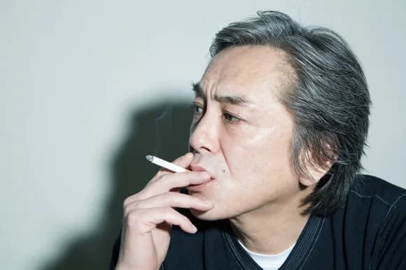 【悲報】寺島進さん、謝罪・・・小5息子が学校で電子タバコを回し吸い