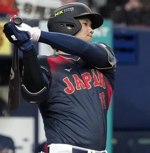 【WBC】大谷翔平がいきなり”お茶ポーズ”を披露！侍ジャパンのWBC初戦、第１打席でツーベースヒット