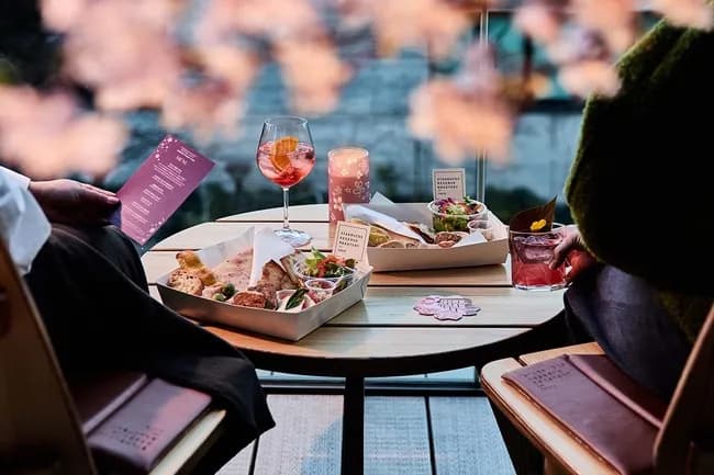 【悲報】中目黒スタバ、花見用有料席 13500円