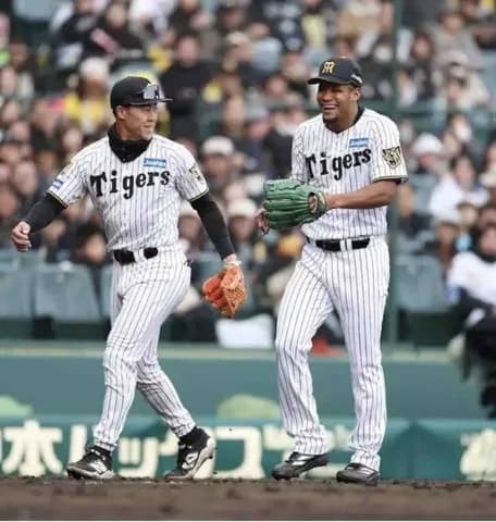 阪神の新助っ人・モレッタが甲子園で“笑撃”デビュー　3アウト後に誤って三塁ベンチへ向かい「気持ちが高ぶりすぎて間違えちゃった（笑）」