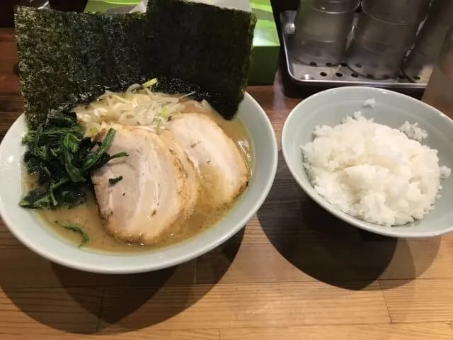 ラーメン屋でライス頼まない奴は、人生の半分損してる