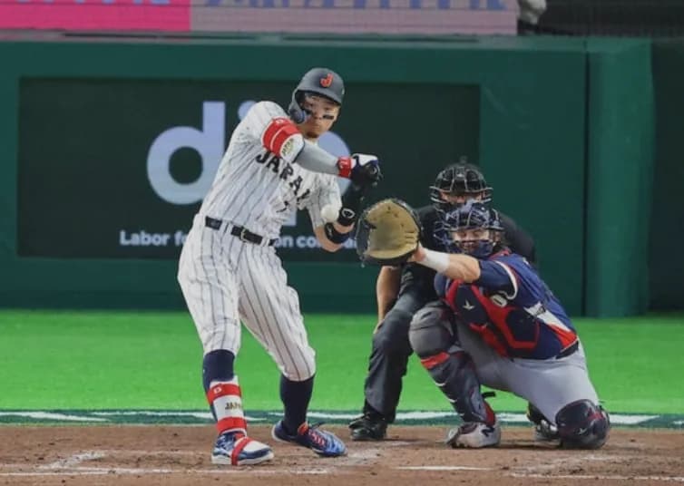 佐藤輝明、肘あたりに死球　怪我の心配はない模様