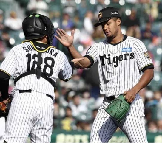 阪神　モレッタ2度目は間違えなかッタ　快投終えるとスムーズに一塁ベンチへ　前回は三塁側へ歩み