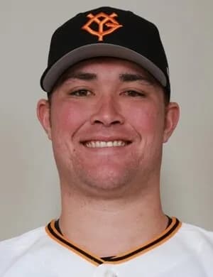 あいさつする巨人リチャードと滑り止めスプレーをかける山川穂高