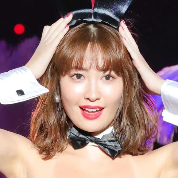 【朗報】小嶋陽菜さん(37)、むっちむちに育った胸部で衣装の留め具を弾き飛ばすｗｗｗｗｗｗｗｗｗｗ