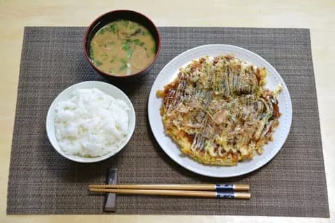 日本人「関西人はご飯のオカズに粉もの食べて頭おかしい。炭水化物に炭水化物じゃん」