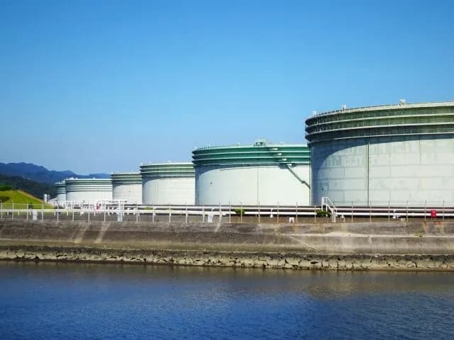 備蓄してた石油放出して価格抑えようとしてるけどそれ尽きたらどうすんの？