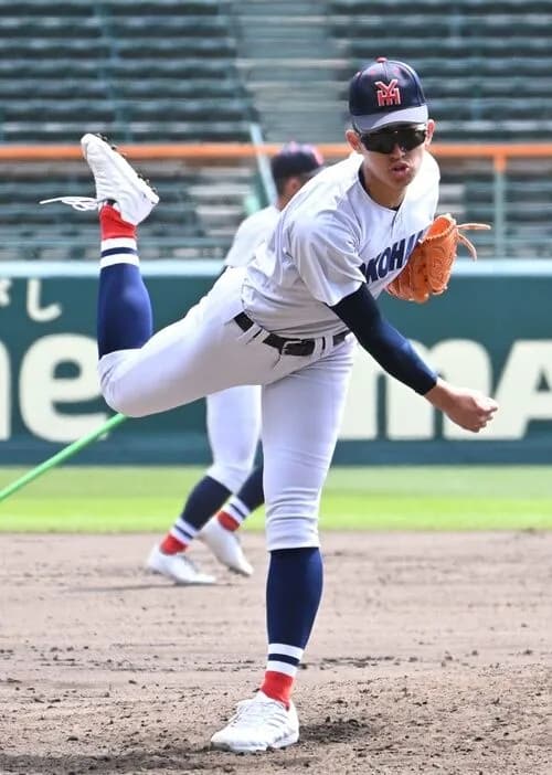 【前代未聞】高校球児、サングラス姿で甲子園のマウンドに立つ