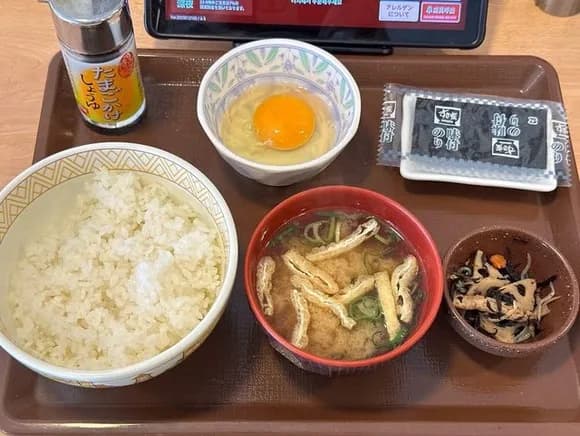 【悲報】すき家の一番安い朝食(320円)、ちと寂しいwwwwwwwwwwwwwwww