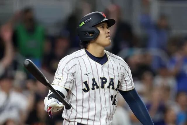 【悲報】大谷翔平さん、ホームランを打ってベンチに「まぁまぁ落ち着いてw」ってポーズをとっていた