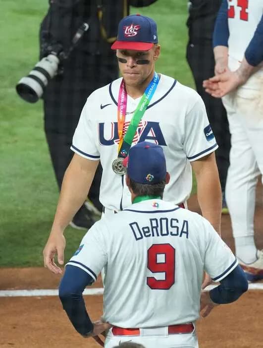 【WBC】米国主将・ジャッジ、銀メダル受け取るもすぐに首から外す…　準優勝に沈痛「当然がっかりしている」　決勝では屈辱の無安打3三振