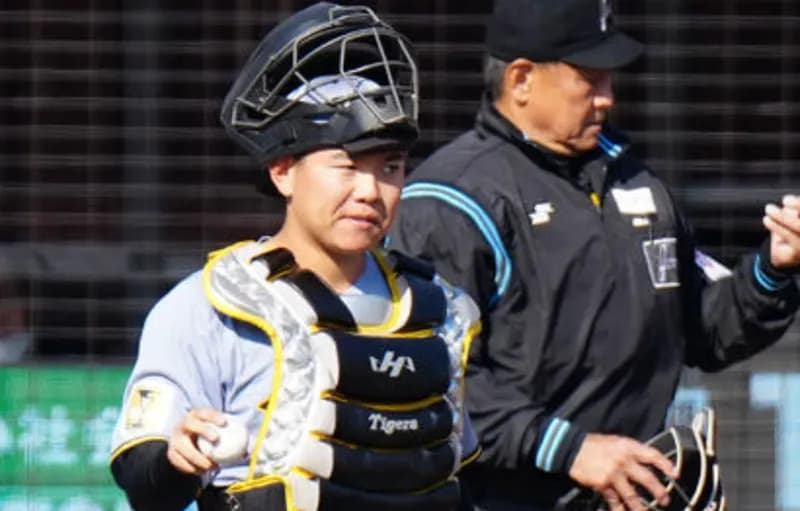 一軍のマスクを被った嶋村、守備の方が怪しい模様