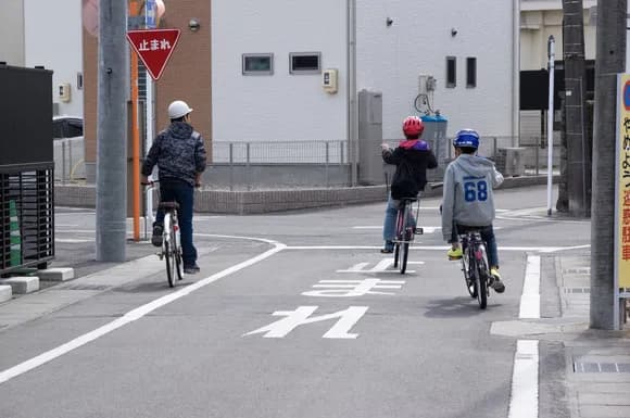 【衝撃】警視庁「4月1日から自転車を追い越す際は、最低1メートル以上幅を空け時速20km程度で」