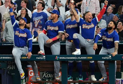 ベネズエラ代表が涙の初Ｖ　決勝打のスアレス、カブレラ打撃コーチも大粒の涙こぼす　悲願の優勝にナインが感極まる