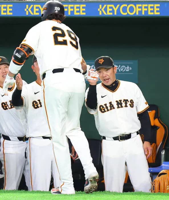 【悲報】巨人阿部監督、ルーキー皆川にバットを短く持ってコンパクトに打つようフォーム改造wwwwwwww