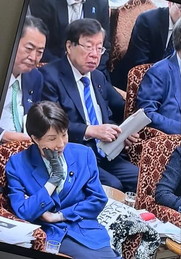 【悲報】高市早苗さん、痛いはずの右手をとんでもない使い方してしまう