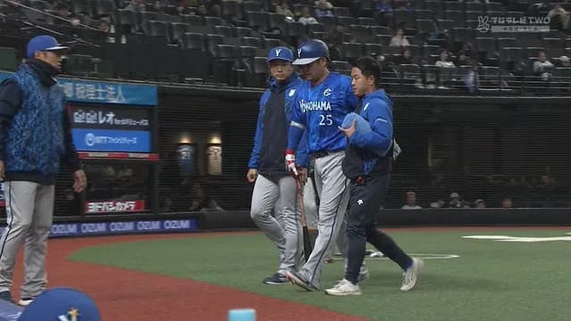 筒香、空振りで交代　膝を負傷か？