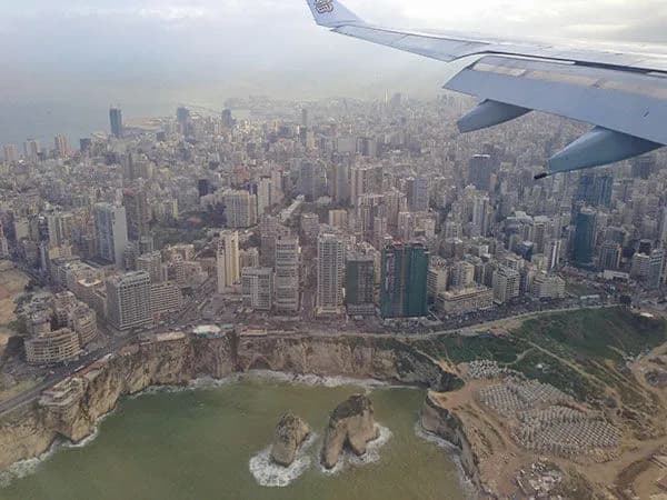 【速報】レバノンで、インタビュー中のRT記者にミサイルが間一髪で着弾する映像がやばすぎる