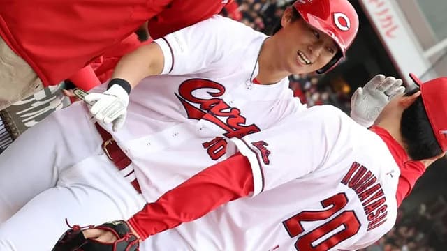 カープ佐々木泰、1号2ランホームラン！待望の一発に渾身ガッツポーズ！新井監督も笑顔