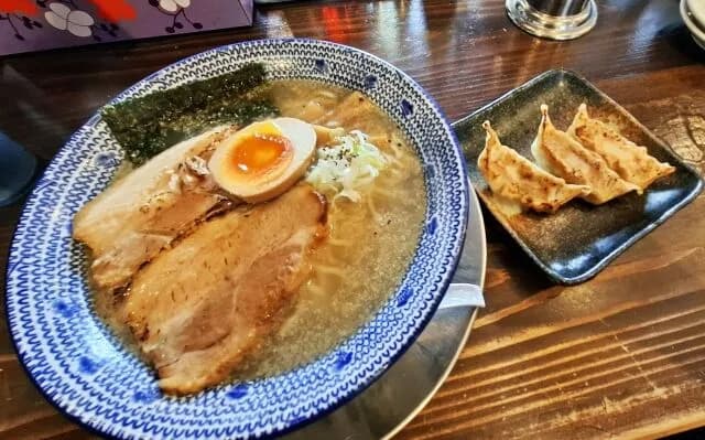 塩ラーメン　餃子←ここに一品たして完璧にしろ