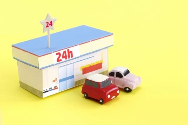 コンビニでカゴいっぱいに物買ってる奴