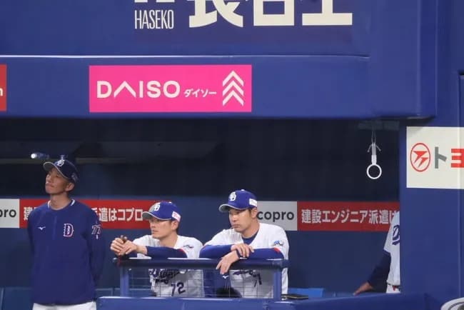 中日ベンチに吊り革が設置される