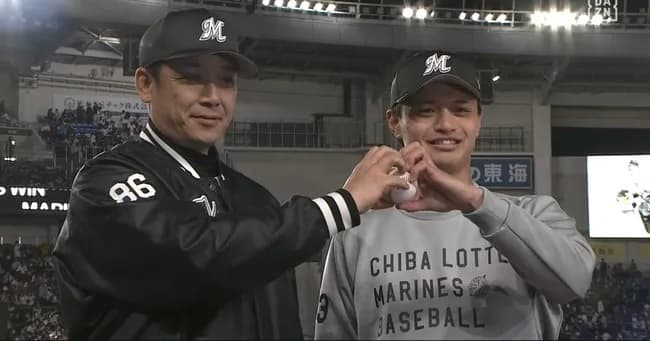 【ロッテ】サブロー監督と毛利くん、ハートを作ってイチャついてしまう…