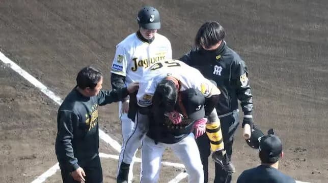 阪神・百崎蒼生、今季1号から一夜明けてアクシデント…左足首付近への自打球で北川コーチに背負われベンチへ