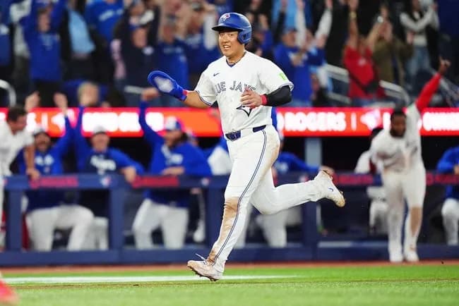 【朗報】ブルージェイズ岡本さん、うっかり9回2アウトから2安打目で出塁しサヨナラ勝ちのランナーに