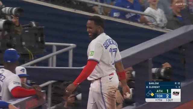 岡本和真、メジャー初ヒット！ 記念球をゲレーロが回収ｗ